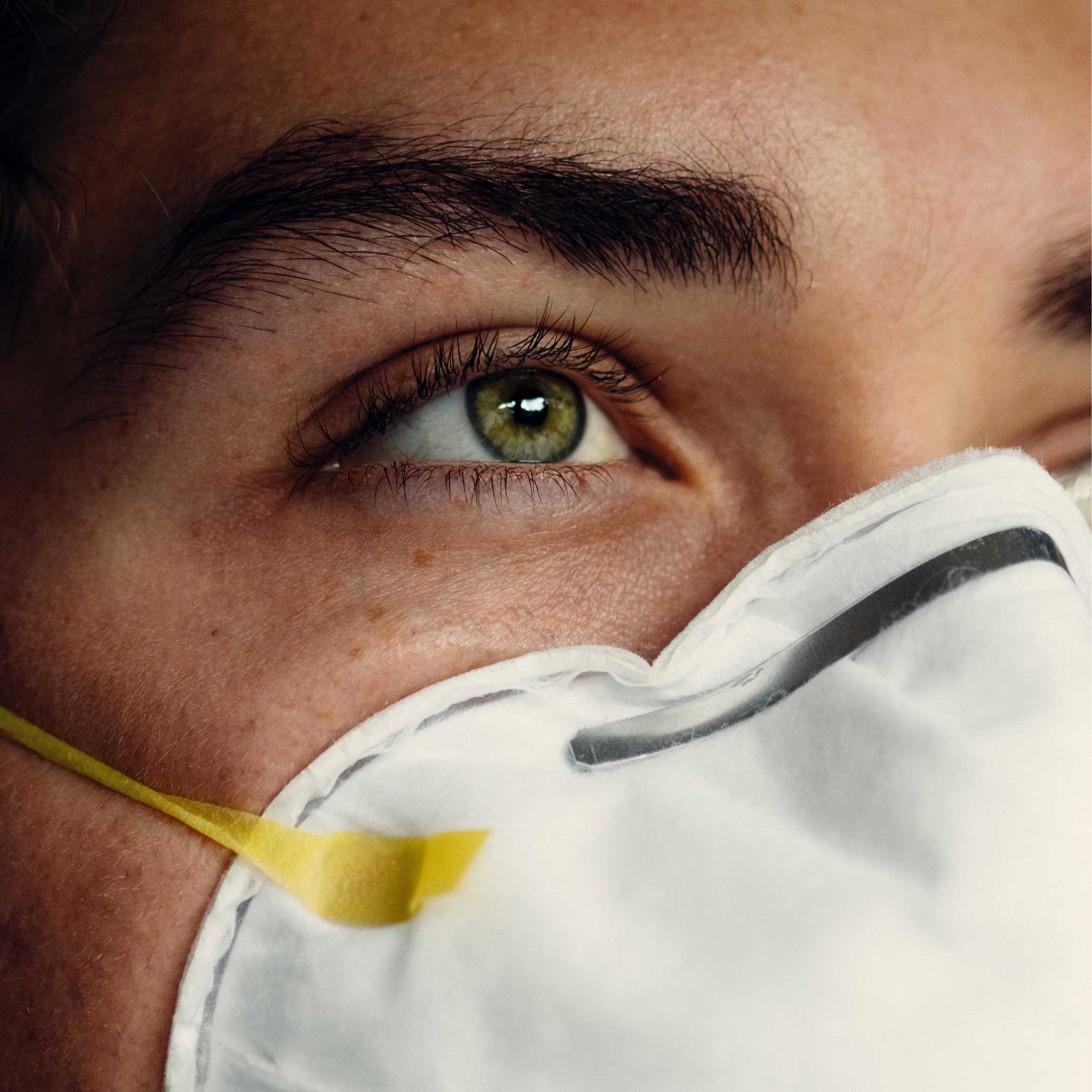 persona con mascarilla